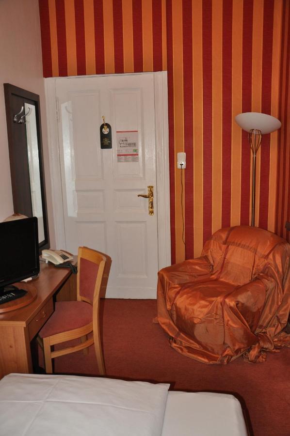 ホテル ペンション サヴォイ ニア クアフュルステンダム ベルリン 部屋 写真